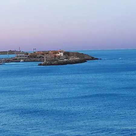 Amazing Beachfront In Διαμέρισμα Χερσόνησος